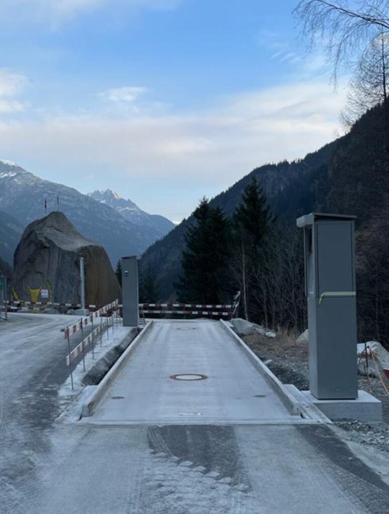 Fahrzeugwaage mit Selbstbedienung beim Bau des Gotthard-Tunnel